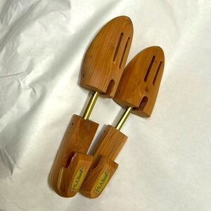 Cedar Wood Shoe Trees Set of 2 to form shoes or display, new! Jos A Bank
